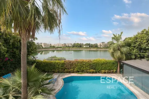 Villa in Meadows, Dubai 4 bedrooms, 390 sq.m. № 61545 - photo 1