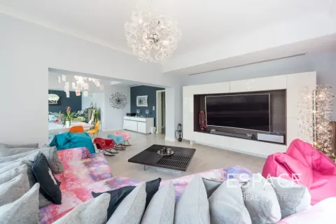 Villa in Meadows, Dubai 4 bedrooms, 390 sq.m. № 61545 - photo 4