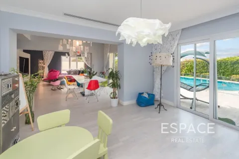 Villa in Meadows, Dubai 4 bedrooms, 390 sq.m. № 61545 - photo 6