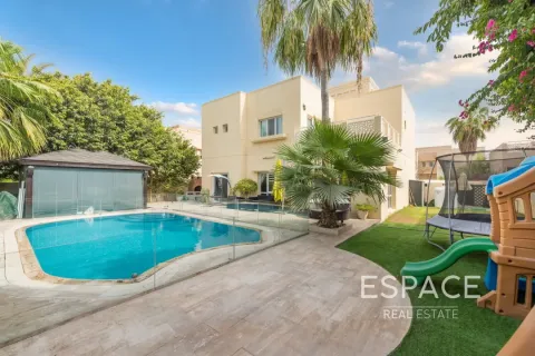 Villa in Meadows, Dubai 4 bedrooms, 390 sq.m. № 61545 - photo 2