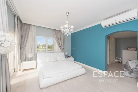 Villa in Meadows, Dubai 4 bedrooms, 390 sq.m. № 61545 - photo 7