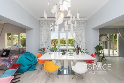 Villa in Meadows, Dubai 4 bedrooms, 390 sq.m. № 61545 - photo 9