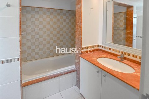 Townhouse in Dubai Sports City, Dubai 4 bedrooms, 297 sq.m. № 43347 - photo 6