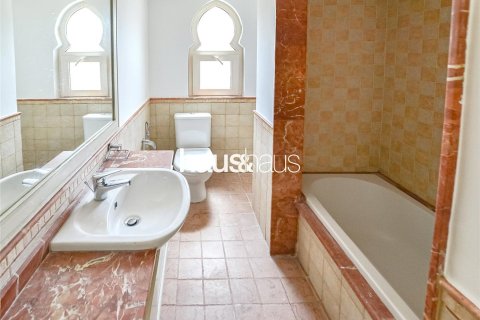 Townhouse in Dubai Sports City, Dubai 4 bedrooms, 297 sq.m. № 43347 - photo 9