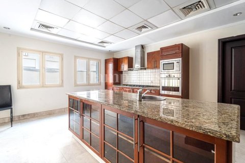 Снять в аренду виллу в Meadows 1, Meadows, Дубай: 6 спален, 978.44975085м², № 64477 - фото 3