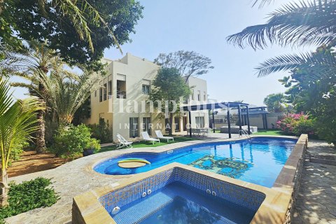 Снять в аренду виллу в Meadows 1, Meadows, Дубай: 6 спален, 978.44975085м², № 64477 - фото 6