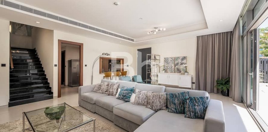 Villa in Dubai 5 bedrooms, 253 sq.m. № 22106