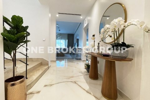 Villa in Jumeirah Village Triangle, Dubai 2 bedrooms, 659.6 sq.m. № 738 - photo 2