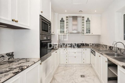 Apartment in Downtown Dubai (Downtown Burj Dubai), Dubai 2 bedrooms, 163.32 sq.m. № 128037 - photo 13