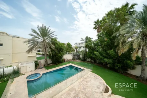 Villa in Meadows 1, Meadows, Dubai 6 bedrooms, 457 sq.m. № 122936 - photo 18