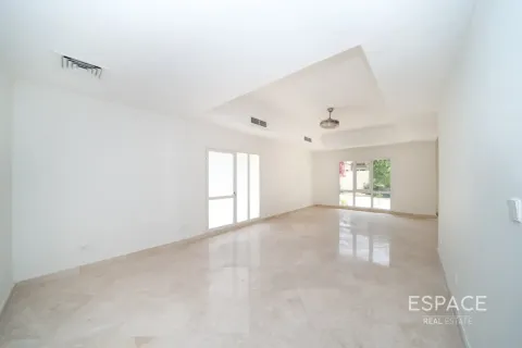 Villa in Meadows 1, Meadows, Dubai 6 bedrooms, 457 sq.m. № 122936 - photo 2
