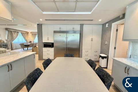 Villa in Legacy, Jumeirah Park, Dubai 4 bedrooms, 902 sq.m. № 76601 - photo 9