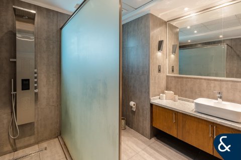 Villa in Legacy, Jumeirah Park, Dubai 4 bedrooms, 902 sq.m. № 76601 - photo 15