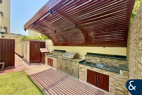 Villa in Legacy, Jumeirah Park, Dubai 4 bedrooms, 902 sq.m. № 76601 - photo 17