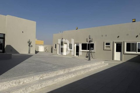 Villa in Dubai 4 bedrooms, 1115 sq.m. № 24067 - photo 7