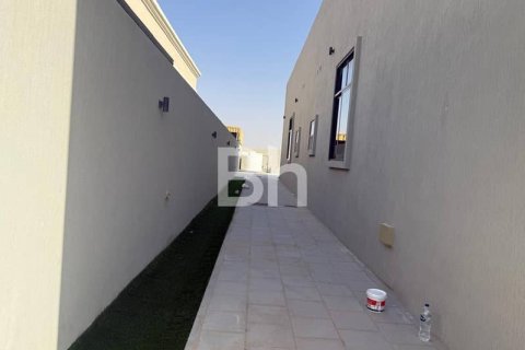 Villa in Dubai 4 bedrooms, 1115 sq.m. № 24067 - photo 8