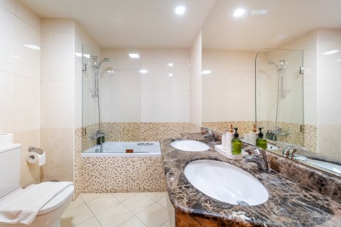 Apartment in Dubai Marina, Dubai 4 bedrooms, 236 sq.m. № 97046 - photo 19