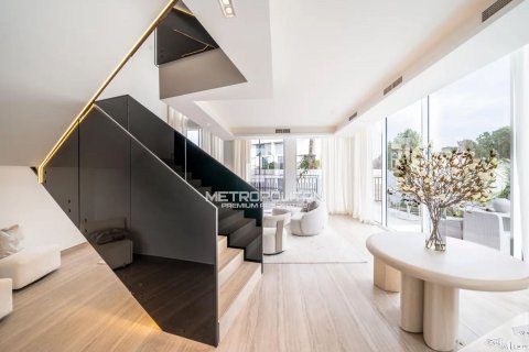 Снять в аренду таунхаус в Аль-Барари, Дубай: 4 спальни, 459м², № 74024 - фото 1