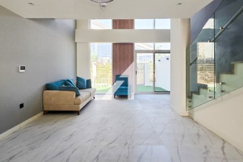 Villa in Dubai Land, Dubai 2 bedrooms, 165 sq.m. № 84574 - photo 3