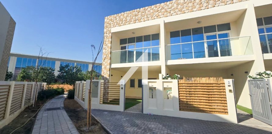 Villa in Dubai Land, Dubai 2 bedrooms, 165 sq.m. № 84574