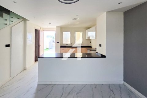 Villa in Dubai Land, Dubai 2 bedrooms, 165 sq.m. № 84574 - photo 10