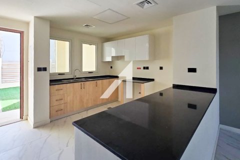 Villa in Dubai Land, Dubai 2 bedrooms, 165 sq.m. № 84574 - photo 8