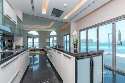 Villa in Palm Jumeirah, Dubai 5 bedrooms, 650 sq.m. № 122796 - photo 4