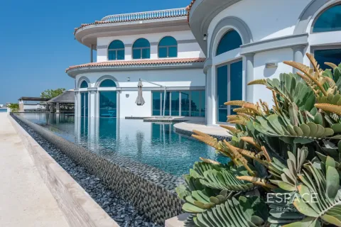 Villa in Palm Jumeirah, Dubai 5 bedrooms, 650 sq.m. № 122796 - photo 2