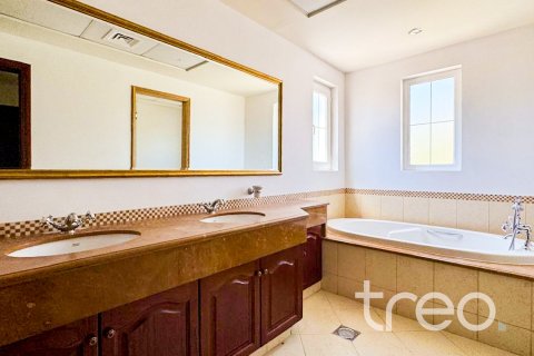 Снять в аренду виллу в Арабиан Ранчес, Дубай: 4 спальни, 360.84м², № 119715 - фото 1
