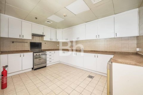 Apartment in Jumeirah Lake Towers, Dubai 2 bedrooms, 151 sq.m. № 56745 - photo 7