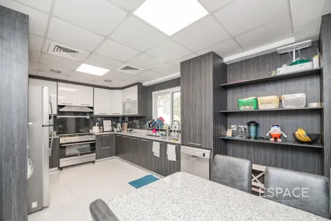 Villa in Meadows, Dubai 4 bedrooms, 373 sq.m. № 62289 - photo 7