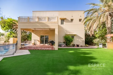 Villa in Meadows, Dubai 4 bedrooms, 373 sq.m. № 62289 - photo 1