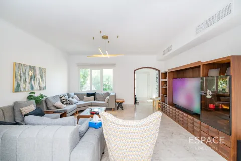 Villa in Meadows, Dubai 4 bedrooms, 373 sq.m. № 62289 - photo 5