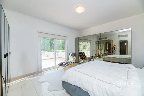 Villa in Meadows, Dubai 4 bedrooms, 373 sq.m. № 62289 - photo 10