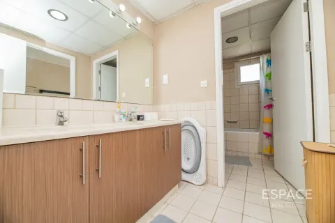 Villa in Meadows, Dubai 4 bedrooms, 373 sq.m. № 62289 - photo 16