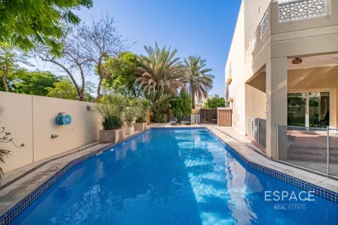 Villa in Meadows, Dubai 4 bedrooms, 373 sq.m. № 62289 - photo 20