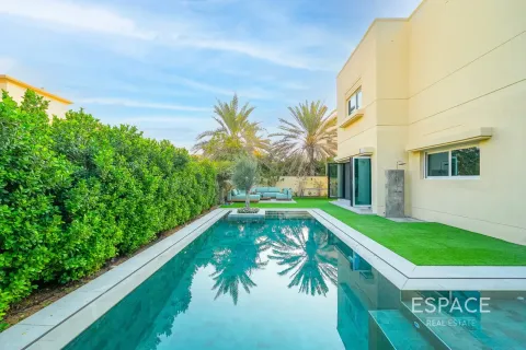 Villa in Meadows 8, Meadows, Dubai 4 bedrooms, 362 sq.m. № 122615 - photo 2