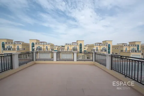 Снять в аренду виллу в Legacy Nova Villas, Jumeirah Park, Дубай: 4 спальни, 325м², № 61995 - фото 1