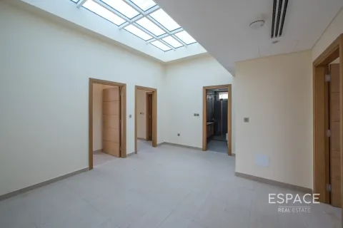 Снять в аренду виллу в Legacy Nova Villas, Jumeirah Park, Дубай: 4 спальни, 325м², № 61995 - фото 6