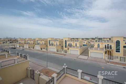 Снять в аренду виллу в Legacy Nova Villas, Jumeirah Park, Дубай: 4 спальни, 325м², № 61995 - фото 10