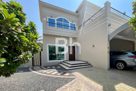 Villa en The Villa, Dubai, 5 dormitorios, 561 m², № 57601 - foto 1