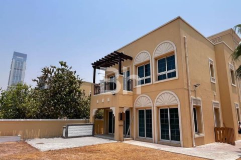 Villa in Jumeirah Village Triangle, Dubai 2 bedrooms, 62 sq.m. № 24894 - photo 2