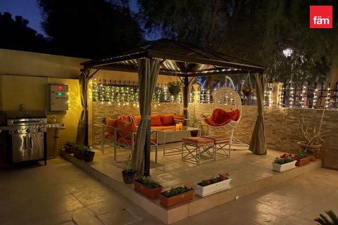 Villa in Dubai 5 bedrooms, 555 sq.m. № 139618 - photo 12
