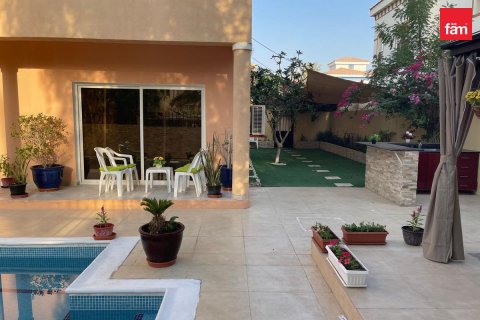 Villa in Dubai 5 bedrooms, 555 sq.m. № 139618 - photo 11