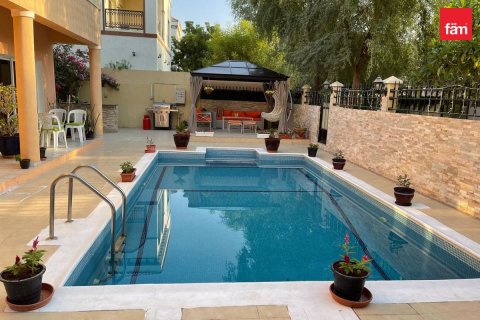 Villa in Dubai 5 bedrooms, 555 sq.m. № 139618 - photo 9