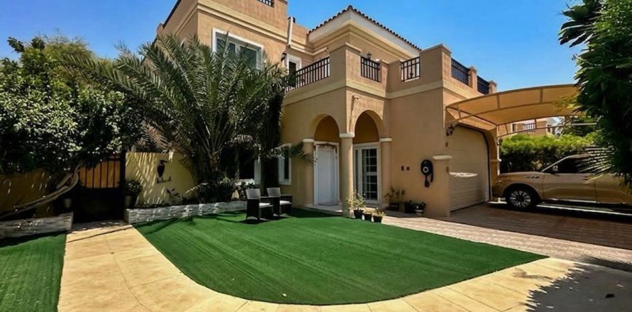 Villa in Dubai 5 bedrooms, 555 sq.m. № 139618