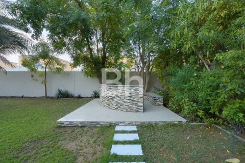 Villa in Jumeirah Park, Dubai 5 bedrooms, 435 sq.m. № 24327 - photo 2