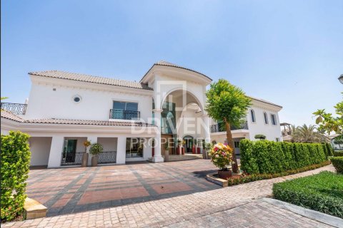 Villa in Jumeirah Golf Estates, Dubai 7 bedrooms, 1832.61 sq.m. № 140569