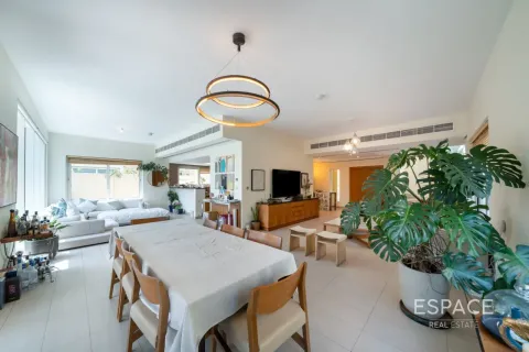 Villa en Legacy Nova Villas, Jumeirah Park, Dubai, 4 dormitorios, 455 m², № 122510 - foto 2