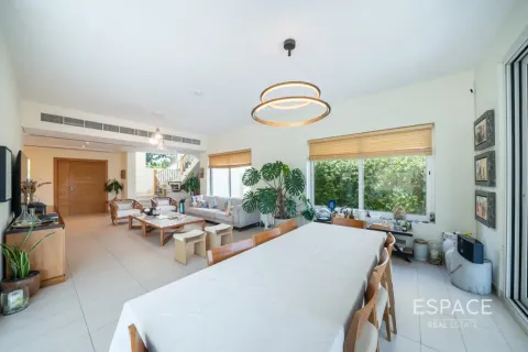 Villa en Legacy Nova Villas, Jumeirah Park, Dubai, 4 dormitorios, 455 m², № 122510 - foto 3